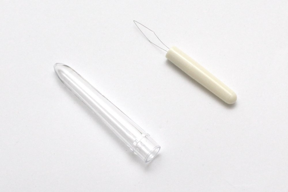 Navliekač nití v plastovom pouzdře- 85 mm, biely