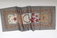 Obrus gobelínový- VIANOČNÉ MOTÍVY s vínovou hviezdou, podklad so zlatým lurexom 37 x 98 cm.