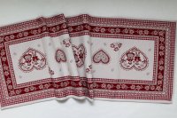Obrus gobelínový- SRDCE S ORÁMOVANÍM, smotanovo-červený, 35 x 97 cm