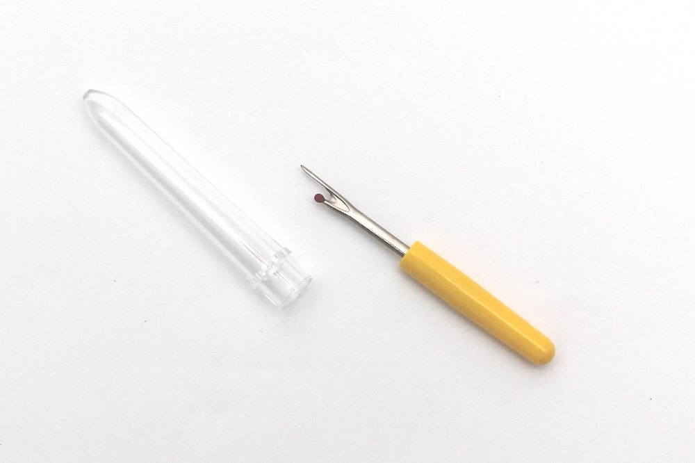 Páráček nití v plastovém pouzdře- žlutý, délka 62 mm
