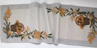 Ubrus gobelínový- KOŠ SE ŽLUTÝMI BOBULEMI, přírodní podklad- 43x138 cm