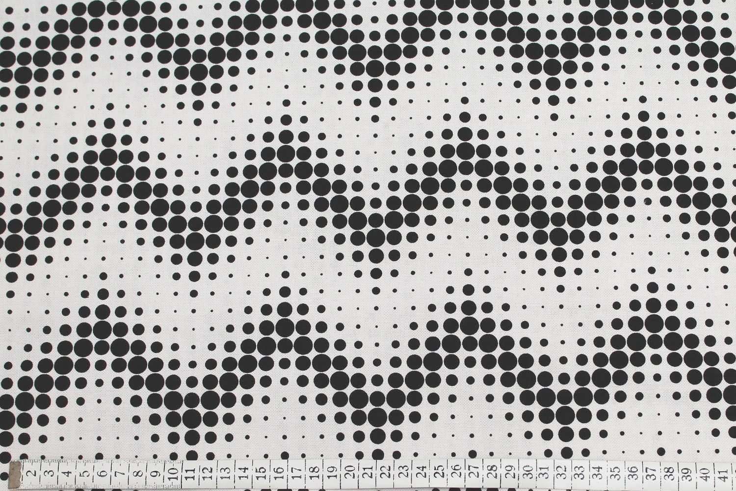 Dekorační látka- LINK 149, bílá s černými puntíky= ZBYTEK 1,85 m x 1,40 m - Šíře: 140cm